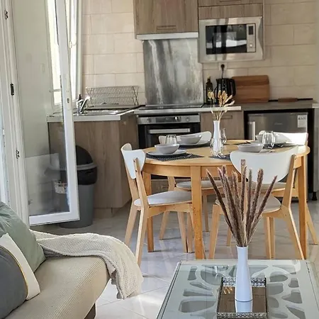 2 Bedroom For 4-6, Only 10' By Car From Paris. Appartement